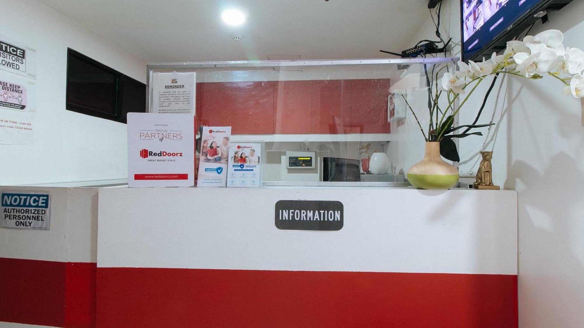 Reddoorz At Dbuilders Rooms Bangkal Makati Makati City Exterior photo