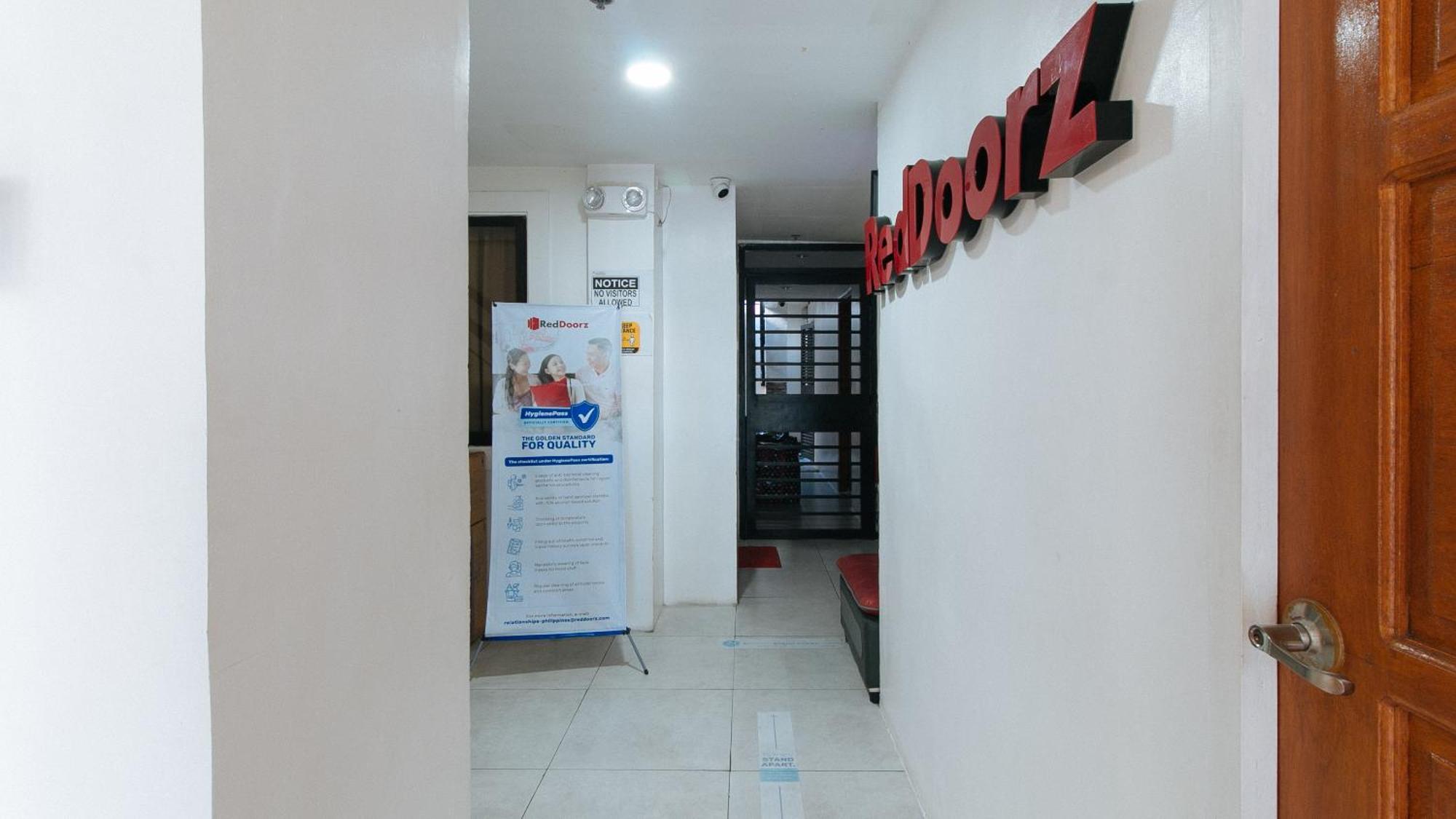 Reddoorz At Dbuilders Rooms Bangkal Makati Makati City Exterior photo